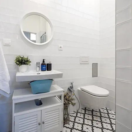 Days - Private Terrace - Spacious - Hip District Apartment Prague