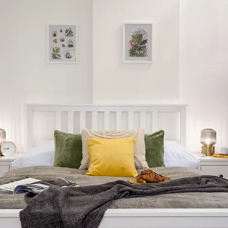 Days - Private Terrace - Spacious - Hip District Apartment Prague