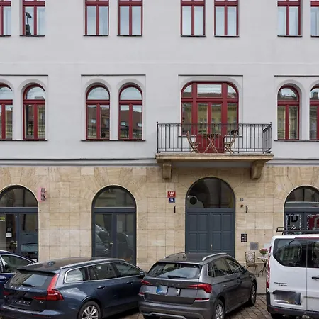 Days - Private Terrace - Spacious - Hip District Apartment Prague