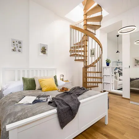 Days - Private Terrace - Spacious - Hip District *